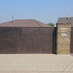 Schmiedeeiserner Zaun – modernes, massives, geschmiedetes Tor Schmiedeeiserner Zaun – modernes, massives, geschmiedetes Tor