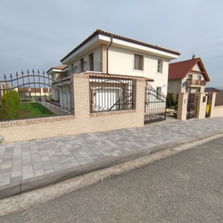 Schmiedeeisernes Schiebetor, Pforte und Umzäunung eines Einfamilienhauses in der Nähe von Košice Schmiedeeisernes Schiebetor, Pforte und Umzäunung eines Einfamilienhauses in der Nähe von Košice