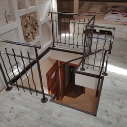 Designgeländer mit Motiv OMA – geschmiedetes Innengeländer Designgeländer mit Motiv OMA – geschmiedetes Innengeländer