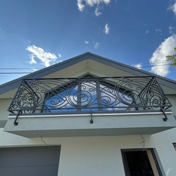 Modernes Balkongeländer nach Entwurf von Ing. Arch. Jozef Figlár gefertigt Modernes Balkongeländer nach Entwurf von Ing. Arch. Jozef Figlár gefertigt