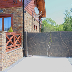 Massives, schmiedeeisernes Tor für perfekten Schutz der Privatsphäre - luxuriöses Tor für eine Hütte Massives, schmiedeeisernes Tor für perfekten Schutz der Privatsphäre - luxuriöses Tor für eine Hütte