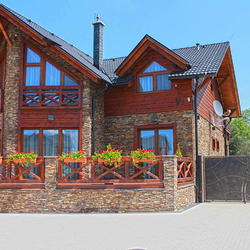 Schmiedeeisernes Tor – perfekt geschützte Privatsphäre – außergewöhnliches Tor für eine Luxusberghütte Schmiedeeisernes Tor – perfekt geschützte Privatsphäre – außergewöhnliches Tor für eine Luxusberghütte