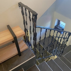 Geschmiedetes Geländer hergestellt im Atelier der Kunstschmiede UKOVMI Geschmiedetes Geländer hergestellt im Atelier der Kunstschmiede UKOVMI