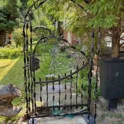 Handgeschmiedetes Tor mit Spinnennetz und Spinne – Designer-Tor Handgeschmiedetes Tor mit Spinnennetz und Spinne – Designer-Tor