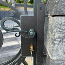 Geschmiedeter Griff am Gartentor Geschmiedeter Griff am Gartentor