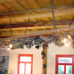 Kunstgeschmiedete Beleuchtung in Form einer Rebe auf einer Leiter Kunstgeschmiedete Beleuchtung in Form einer Rebe auf einer Leiter