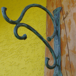 Geschmiedeter Blumentopfhalter im Dorfstil Geschmiedeter Blumentopfhalter im Dorfstil