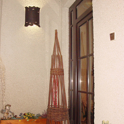 Geschmiedete Außenbeleuchtung mit natürlichem Motiv der Baumrinde beim Eintrirtt Geschmiedete Außenbeleuchtung mit natürlichem Motiv der Baumrinde beim Eintrirtt