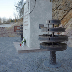 Geschmiedete Blumentöpfe mit Baum Motiv an Wallfahrtsort Butkov Geschmiedete Blumentöpfe mit Baum Motiv an Wallfahrtsort Butkov