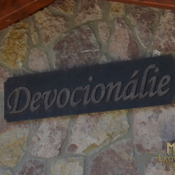 Geschmiedete Inschrift – liturgische Gegenstände Geschmiedete Inschrift – liturgische Gegenstände