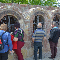 Gläubige an den einzelnen Denkmälern Gläubige an den einzelnen Denkmälern