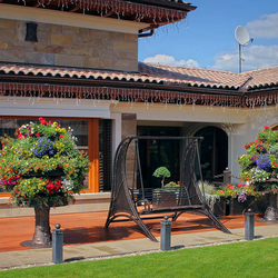 Außergewöhnlicher, geschmiedeter Blumenständer für Garten – Baum und schmiedeeiserne Schaukel Außergewöhnlicher, geschmiedeter Blumenständer für Garten – Baum und schmiedeeiserne Schaukel