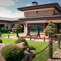 Außenblumentöpfe in Form eines Baumes, geschmiedete Schaukel und weiteres Gartenzubehör Außenblumentöpfe in Form eines Baumes, geschmiedete Schaukel und weiteres Gartenzubehör