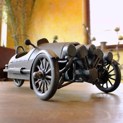 Handgeschmiedetes Spielzeugauto, Modell Morgan Handgeschmiedetes Spielzeugauto, Modell Morgan