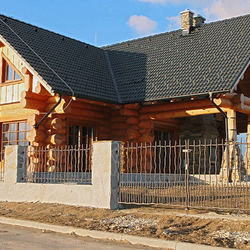 Geschmiedete Umzäunung einer Blockhütte - Oma - handgeschmiedetes Tor und Zaun Geschmiedete Umzäunung einer Blockhütte - Oma - handgeschmiedetes Tor und Zaun
