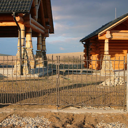 Handgeschmiedetes Tor in ländlichem Stil - Oma Handgeschmiedetes Tor in ländlichem Stil - Oma