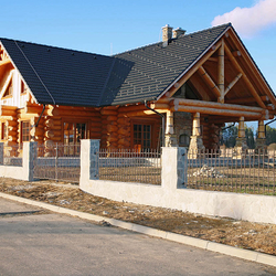 Geschmiedete Umzäunung der Blockhütte - Oma - handgeschmiedetes Tor und Zaun Geschmiedete Umzäunung der Blockhütte - Oma - handgeschmiedetes Tor und Zaun