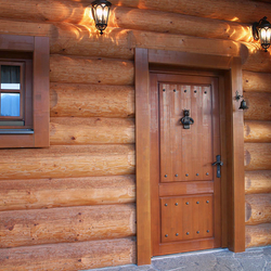 Geschmiedete Bestandteile auf den Türen einer Blockhütte Geschmiedete Bestandteile auf den Türen einer Blockhütte
