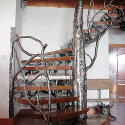 Luxus-Treppenhaus mit Geländer, geschmiedet als Baum im Winter – kunstvolles Treppenhaus Luxus-Treppenhaus mit Geländer, geschmiedet als Baum im Winter – kunstvolles Treppenhaus