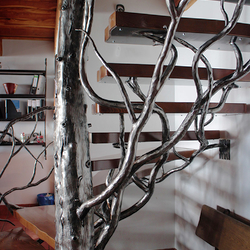 Moderne Treppe mit Geländer, geschmiedet in Form eines Baums als luxuriöse Dominante des Innenraums – kunstvolles Geländer Moderne Treppe mit Geländer, geschmiedet in Form eines Baums als luxuriöse Dominante des Innenraums – kunstvolles Geländer