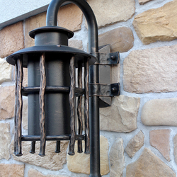 Luxuriöse Wandlampe OMA bestimmt für Seitenbeleuchtung eines Einfamilienhauses Luxuriöse Wandlampe OMA bestimmt für Seitenbeleuchtung eines Einfamilienhauses