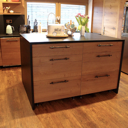 Ansicht des Küchenblocks mit handgeschmiedeten Griffen - stilvolle Küchenmöbel Ansicht des Küchenblocks mit handgeschmiedeten Griffen - stilvolle Küchenmöbel