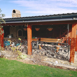 Luxusgeländer mit Weinrebenmotiv für eine Sommerlaube – kunstvolles Geländer Luxusgeländer mit Weinrebenmotiv für eine Sommerlaube – kunstvolles Geländer