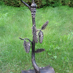 Hochwertiges, handgeschmiedetes Kaminset mit von der Natur inspiriertem Kiefernmotiv – Detail, abgebildet ohne Kaminbesteck Hochwertiges, handgeschmiedetes Kaminset mit von der Natur inspiriertem Kiefernmotiv – Detail, abgebildet ohne Kaminbesteck