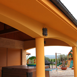 Geschmiedeter Lampenschirm in historischem Stil auf der Terrasse eines Einfamilienhauses – einzigartige Lampe Geschmiedeter Lampenschirm in historischem Stil auf der Terrasse eines Einfamilienhauses – einzigartige Lampe