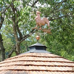 Kupferhahn auf einem geschmiedeten Dach – Laube bei einem Einamilienhaus Kupferhahn auf einem geschmiedeten Dach – Laube bei einem Einamilienhaus