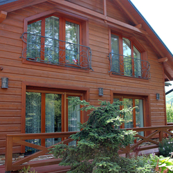 Stilvolle Wandleuchten RINDE als Seitenbeleuchtung einer Hütte – Luxuslampen und Geländer für bodentiefe Fenster Stilvolle Wandleuchten RINDE als Seitenbeleuchtung einer Hütte – Luxuslampen und Geländer für bodentiefe Fenster