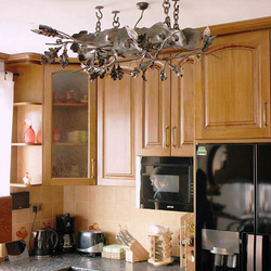 Luxuriöse Innenbeleuchtung mit Eichemotiv - handgeschmiedeter Luster Luxuriöse Innenbeleuchtung mit Eichemotiv - handgeschmiedeter Luster