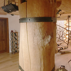 Geschmiedetes Zubehör in einer Jagdhütte Geschmiedetes Zubehör in einer Jagdhütte