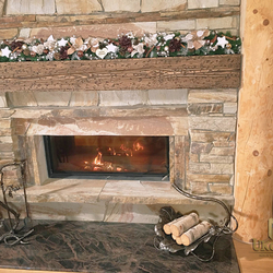 Luxuriöser Kaminset mit dem Eichemotiv - Kaminbesteck und Holztrage Luxuriöser Kaminset mit dem Eichemotiv - Kaminbesteck und Holztrage