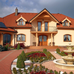 Exterieur eines Familiensitzes mit geschmiedetem Zubehör Exterieur eines Familiensitzes mit geschmiedetem Zubehör