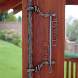 Geschmiedeter Thermometer in einer Laube Geschmiedeter Thermometer in einer Laube