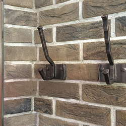 Handgeschmiedete Kleiderhaken als Teil der Flurmöbel Handgeschmiedete Kleiderhaken als Teil der Flurmöbel