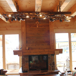 Luxus Leuchte, als in eine Holzleiter wachsende Weinrebe, geschmiedete Hängeleuchte in einem Wochenendhaus Luxus Leuchte, als in eine Holzleiter wachsende Weinrebe, geschmiedete Hängeleuchte in einem Wochenendhaus