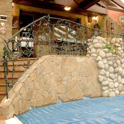 Kunstgeschmiedetes Innengeländer - geschmiedetes Geländer bei einem Pool Kunstgeschmiedetes Innengeländer - geschmiedetes Geländer bei einem Pool