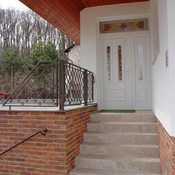 Außengeländer für eine Terrasse an einem Einfamilienhaus - schmiedeeiserne Geländer Außengeländer für eine Terrasse an einem Einfamilienhaus - schmiedeeiserne Geländer