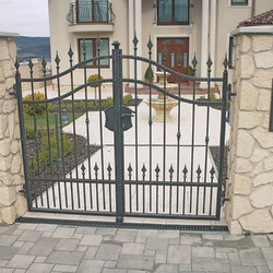 Schlicht, doch außergewöhnlich – schmiedeeisernes Gartentor Schlicht, doch außergewöhnlich – schmiedeeisernes Gartentor