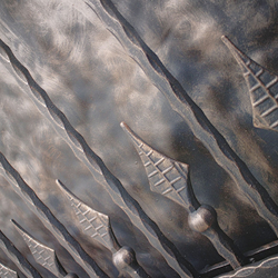 Massives, schmiedeeisernes Tor einer Villa sorgt für Privatsphäre – im Detailansicht Massives, schmiedeeisernes Tor einer Villa sorgt für Privatsphäre – im Detailansicht