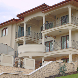 Klassisches schmiedeeisernes Außengeländer – Balkongeländer und bodentiefe Fenster Klassisches schmiedeeisernes Außengeländer – Balkongeländer und bodentiefe Fenster