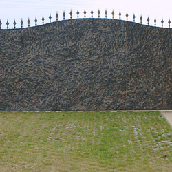 Privatsphäre gewährleistet durch ein volles schmiedeeisernes Tor kombiniert mit getriebenem Blech Privatsphäre gewährleistet durch ein volles schmiedeeisernes Tor kombiniert mit getriebenem Blech