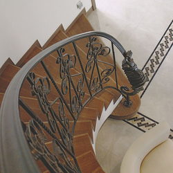 Exklusives Bogengeländer im Interieur einer Familienvilla - geschmiedetes Geländer Exklusives Bogengeländer im Interieur einer Familienvilla - geschmiedetes Geländer