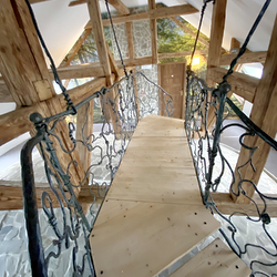 Designbrücke mit geschmiedetem Geländer, angefertigt für den Innenraum des Majerovsky Schlosses Designbrücke mit geschmiedetem Geländer, angefertigt für den Innenraum des Majerovsky Schlosses