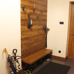 Luxuriöses geschmiedetes, mit dem Holz kombiniertes Möbel im Flur - Schuhbank, Wandgarderobe, Regenschirmständer Luxuriöses geschmiedetes, mit dem Holz kombiniertes Möbel im Flur - Schuhbank, Wandgarderobe, Regenschirmständer