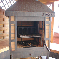 Geschmiedeter Kamin für Grillen im Garten eines Familienhauses Geschmiedeter Kamin für Grillen im Garten eines Familienhauses