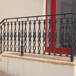 Nachbildung des historischen Geländers auf den Treppen beim Eingang in das Bürgerhaus Nachbildung des historischen Geländers auf den Treppen beim Eingang in das Bürgerhaus
