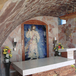 Edelstahl Leuchter und Blumentöpfe - Anblick in die Kapelle Edelstahl Leuchter und Blumentöpfe - Anblick in die Kapelle
